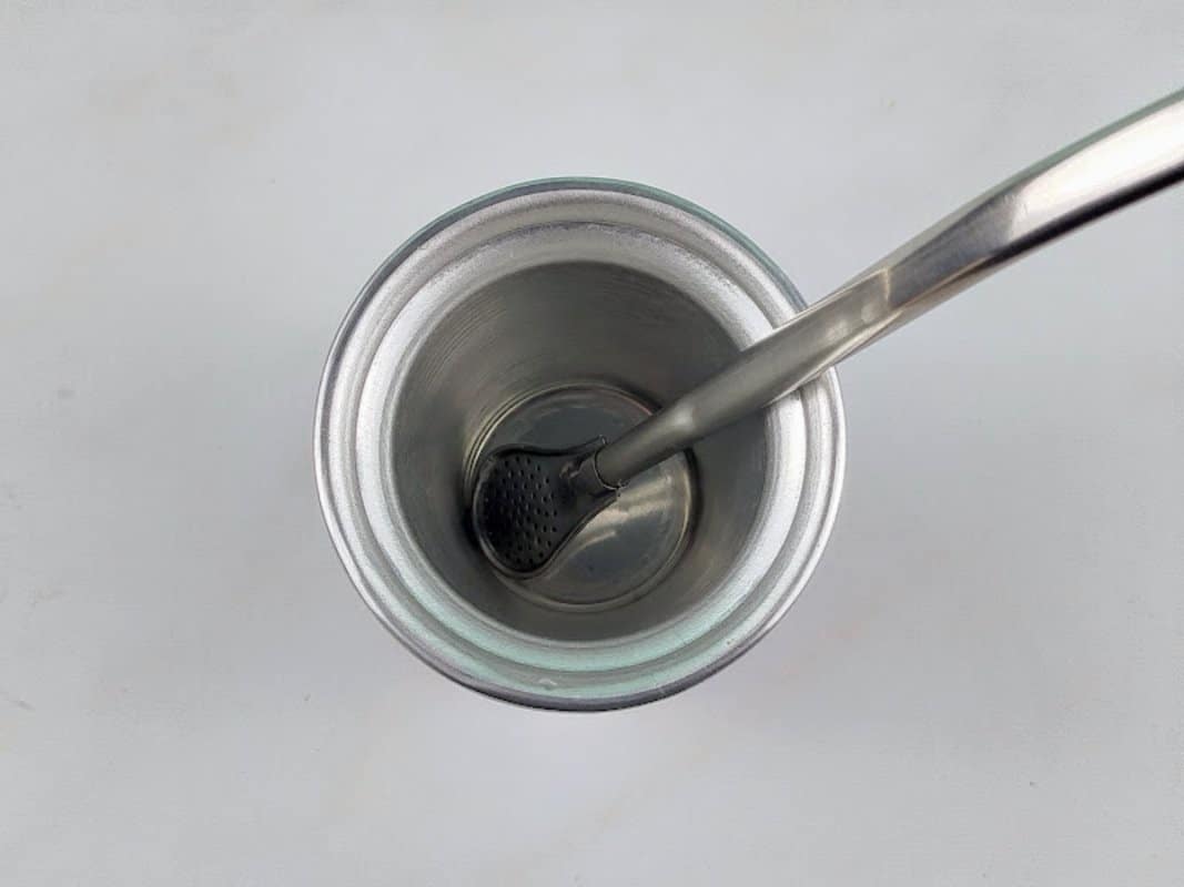 Copo com bomba posicionada.