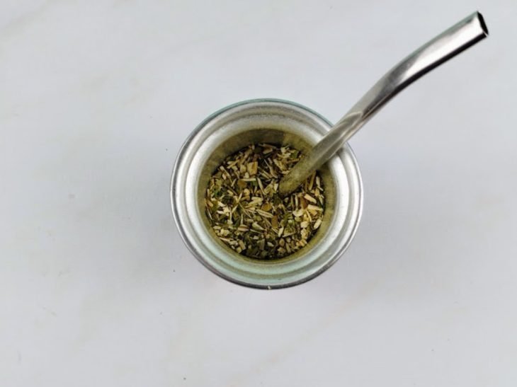 Erva-mate colocada no copo.