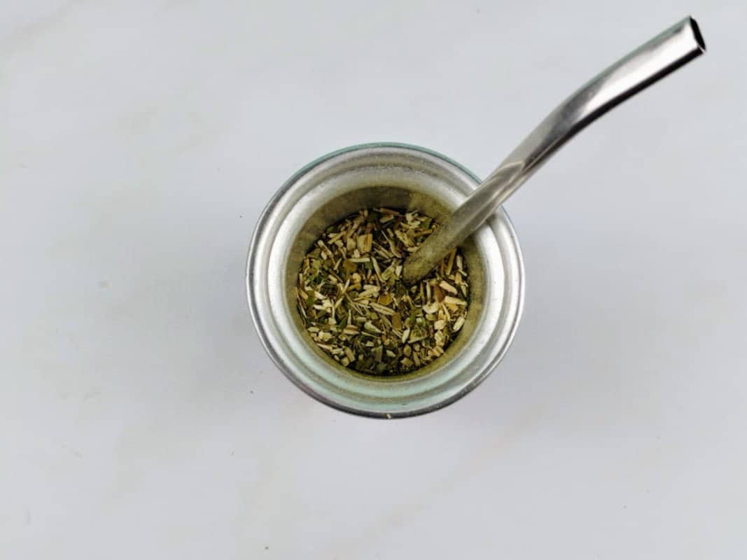 Erva-mate colocada no copo.