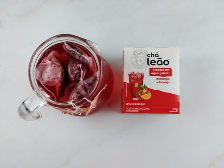 Sachês em infusão numa jarra.