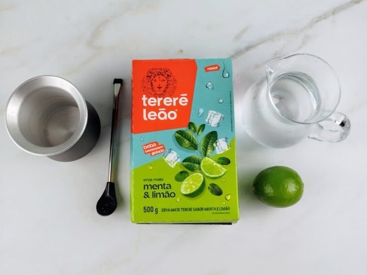 Ingredientes reunidos em uma bancada.