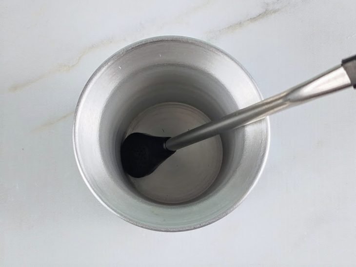 Bomba de tereré posicionada dentro do copo.