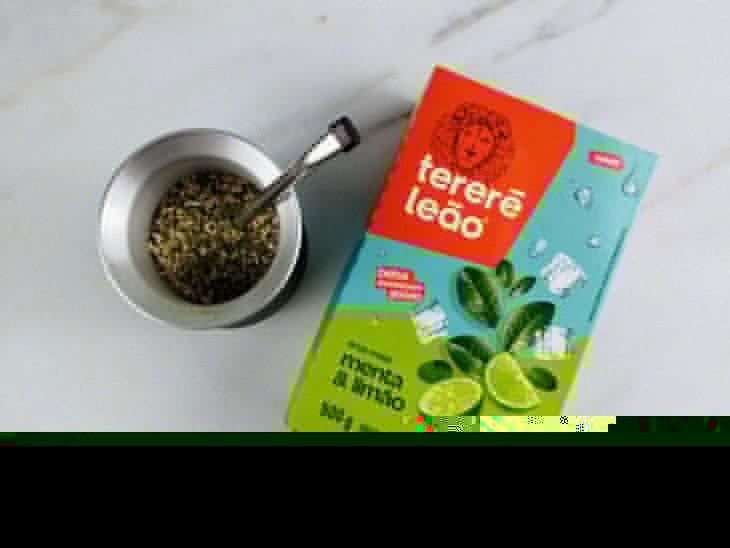 Erva mate adicionada no copo com a bomba.
