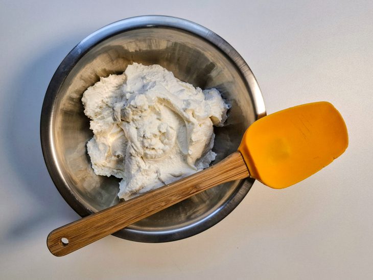 Cream cheese e creme de leite misturados com a ricota.