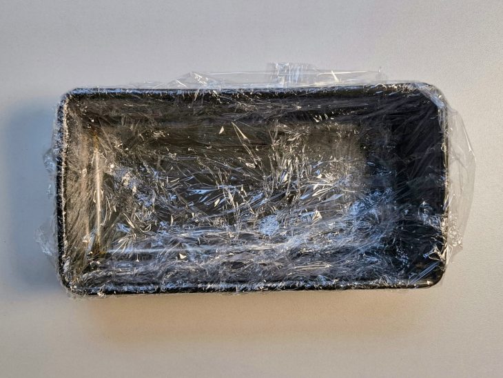 Forma com plástico filme.