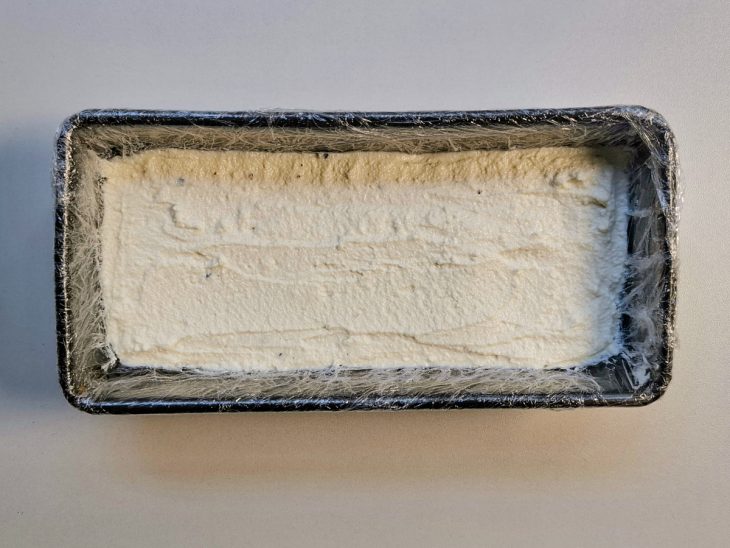 Mistura de queijo e pesto na forma.