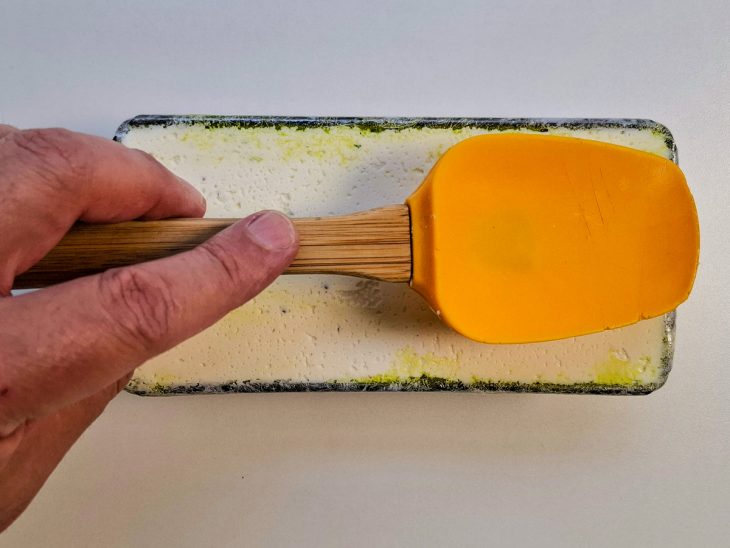 Mistura de queijo e pesto nivelada.