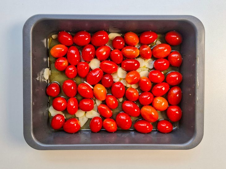 Tomates com azeite e alho na forma.