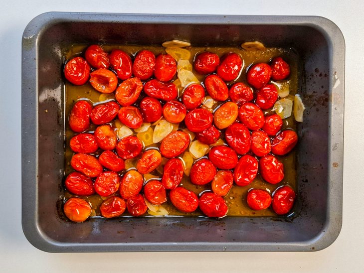 Tomates murchos na forma.
