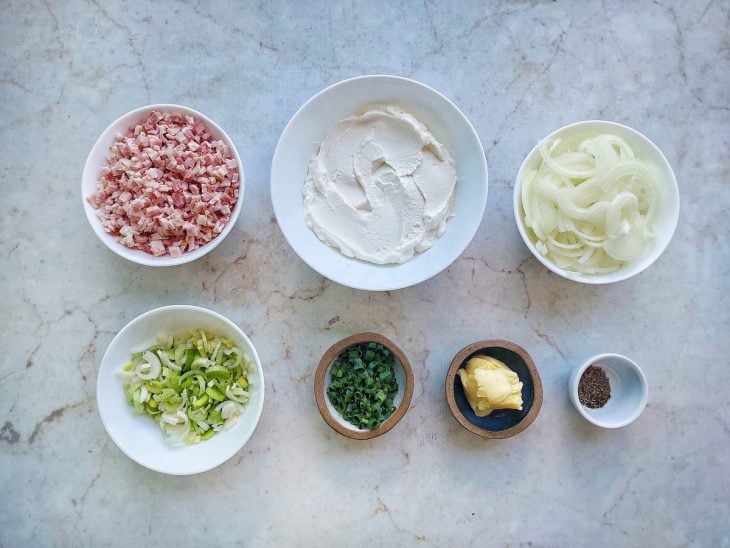 Ingredientes reunidos na bancada.