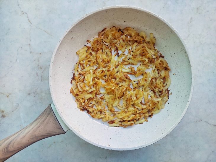 Cebola caramelizada na frigideira.