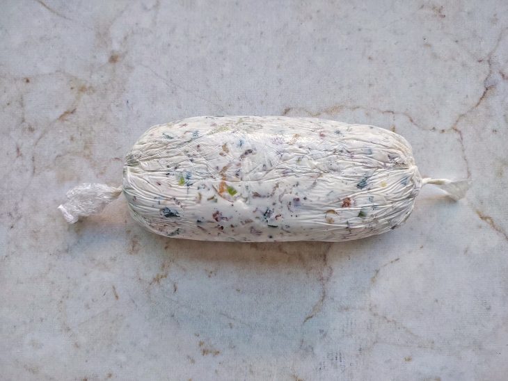 Pasta enrolada em plástico filme.