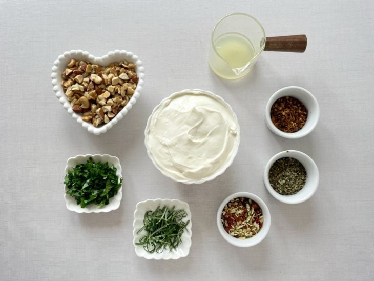 Ingredientes organizados na bancada antes do preparo da terrine