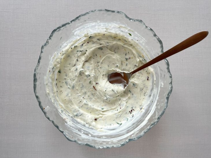 Mistura de cream cheese já homogênea e bem temperada.