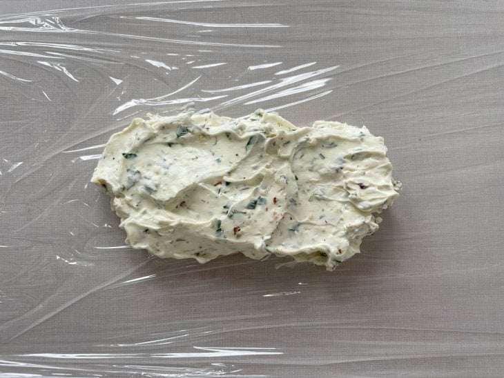 Mistura de cream cheese já homogênea e bem temperada.