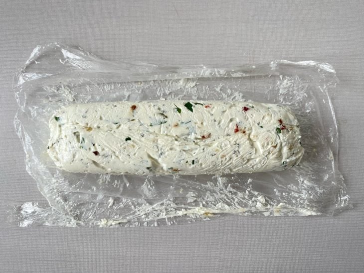Pontas do plástico sendo torcidas para compactar a terrine.