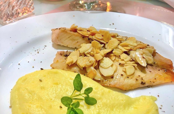 Tilápia ao molho de amêndoas