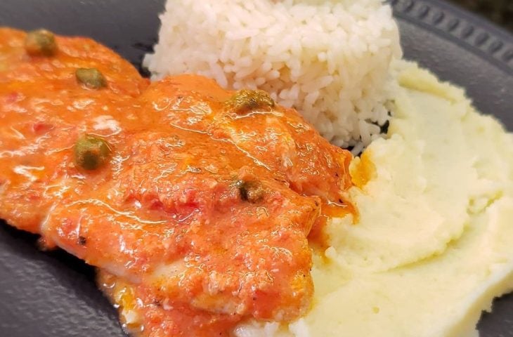 Tilápia ao molho de tomate e leite de coco