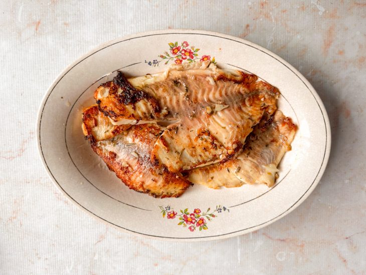 Tilápias douradas sendo transferidas para o refratário.