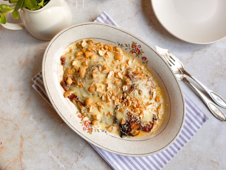 Tilápia gratinada no forno com superfície dourada.