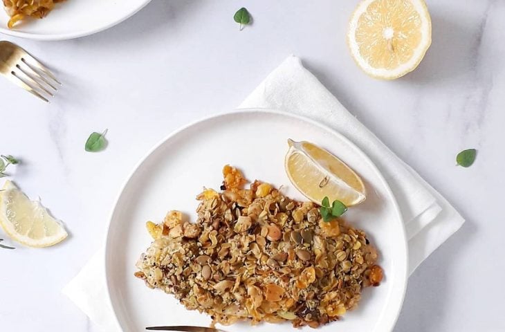 Tilápia assada com crosta de granola salgada