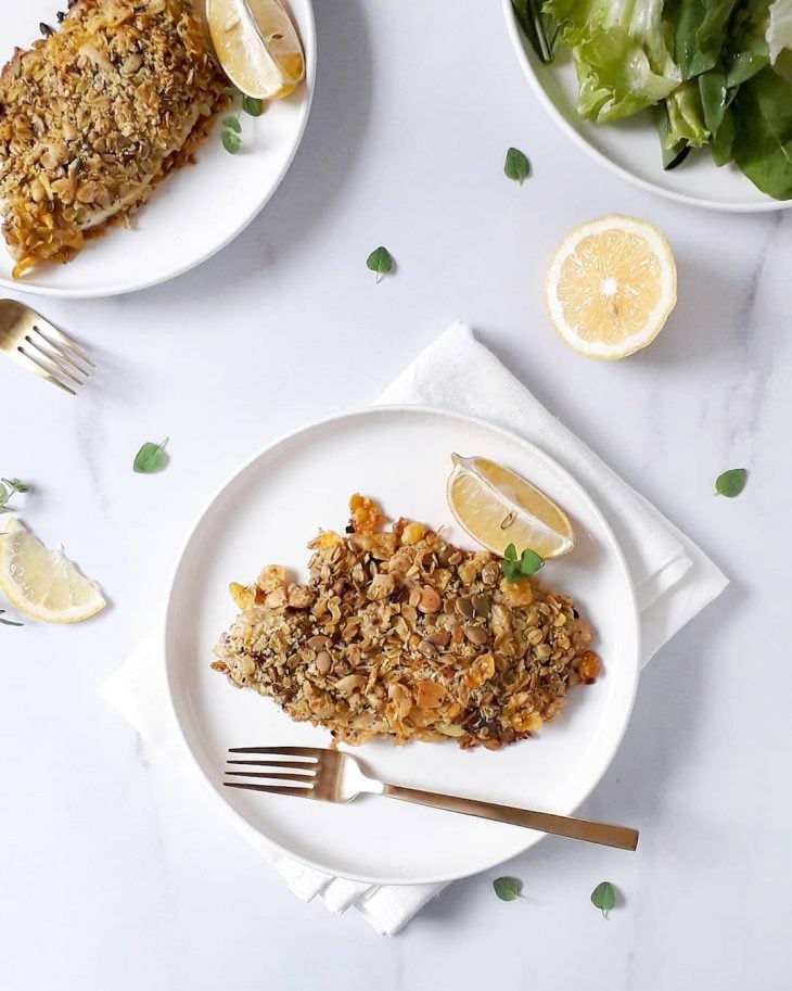 Tilápia assada com crosta de granola salgada