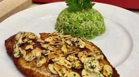 Tilápia com amêndoas laminadas e arroz de brócolis