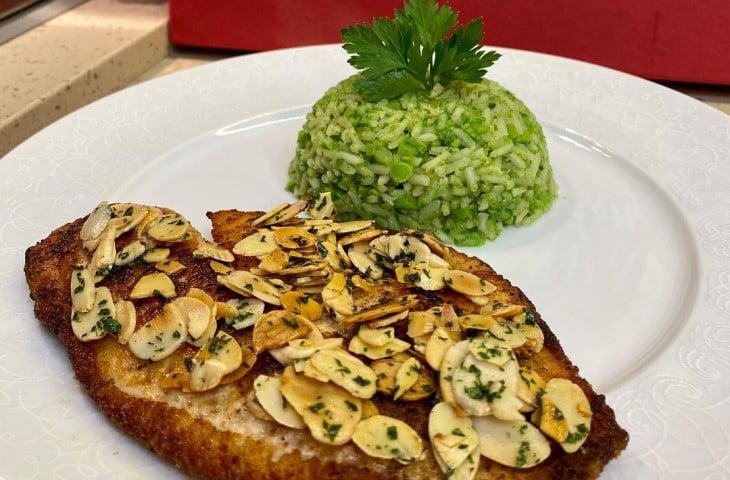 Tilápia com amêndoas laminadas e arroz de brócolis