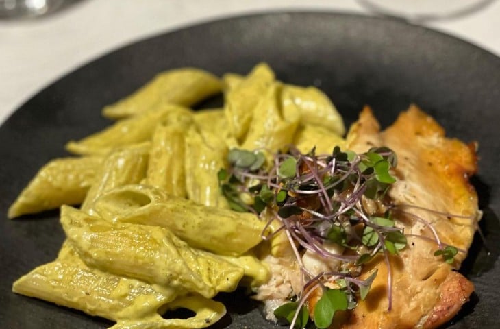 Tilápia com penne ao pesto e nata