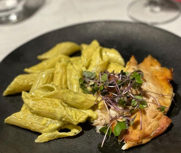 Tilápia com penne ao pesto e nata