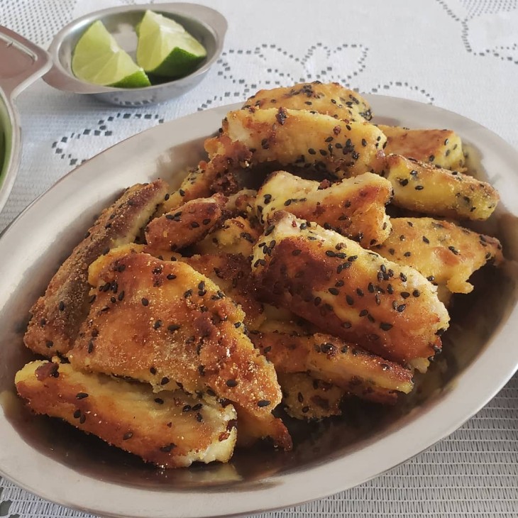 Tilápia empanada com gergelim preto