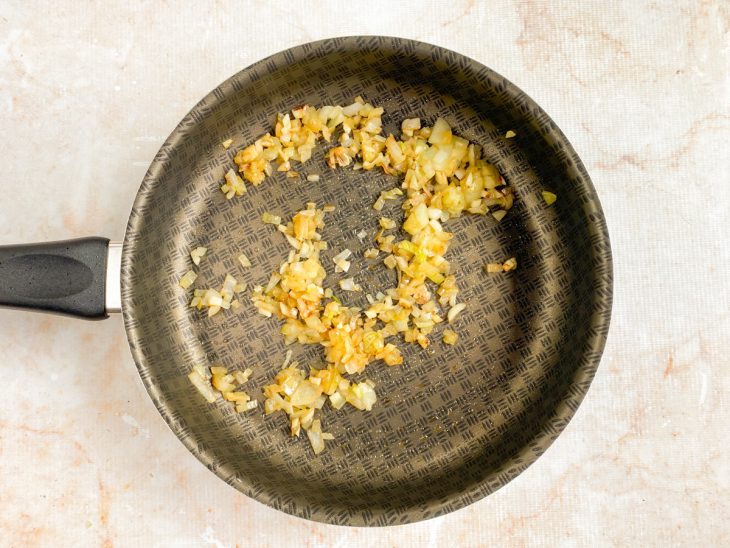 Em uma frigideira, o alho dourado em azeite.