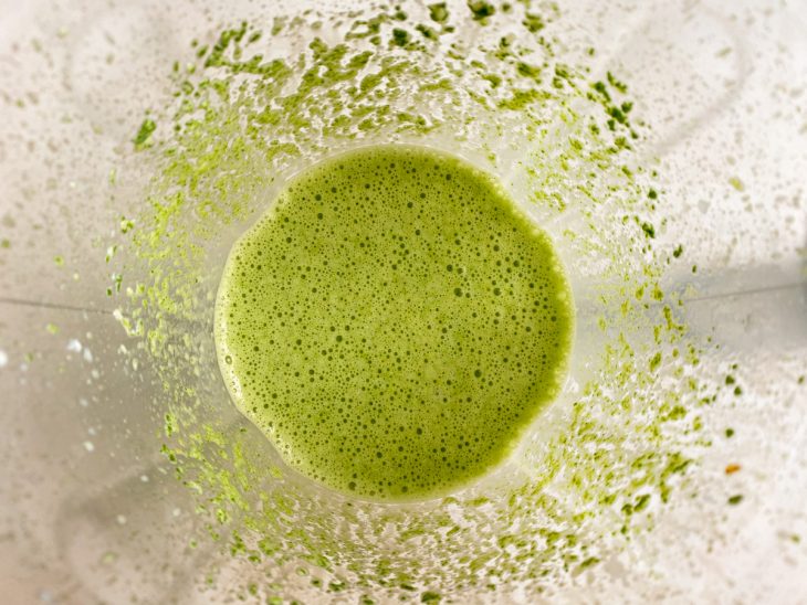 No liquidificador, os ingredientes batidos.