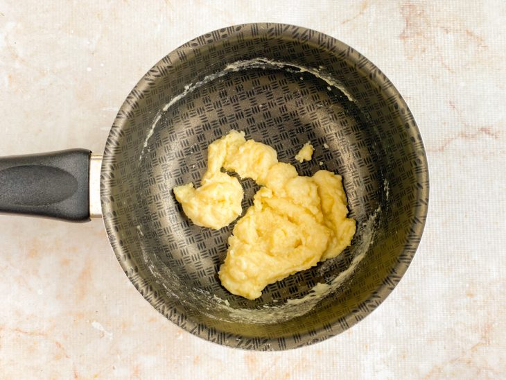 Numa panela, a manteiga e a farinha de tripo cozidas.