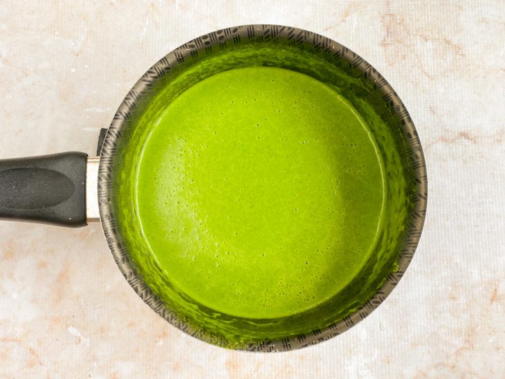 Creme batido no liquidificador, incorporado na mistura da panela.