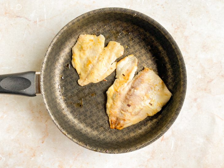 Tilápia frita na frigideira.