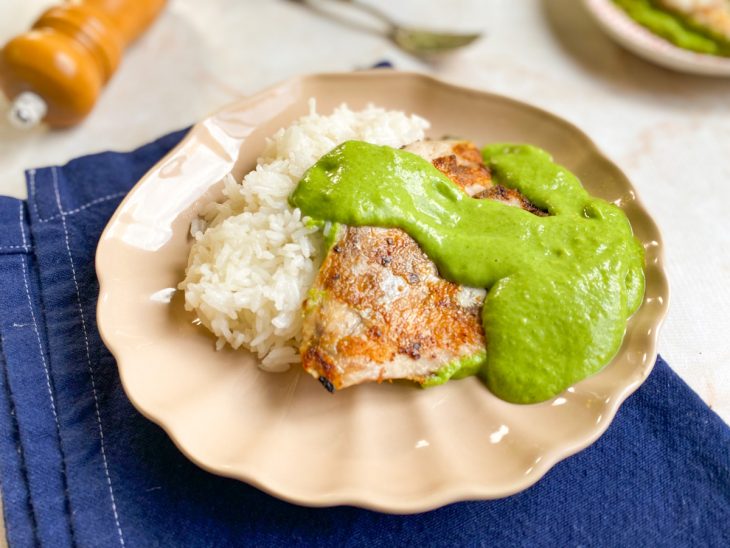 Tilápia empratada com arroz e o creme de espinafre.