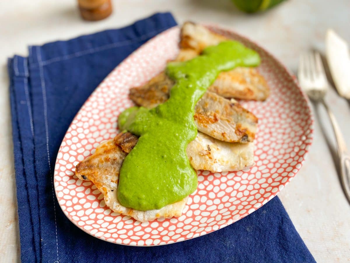 Tilápia grelhada com creme de espinafre