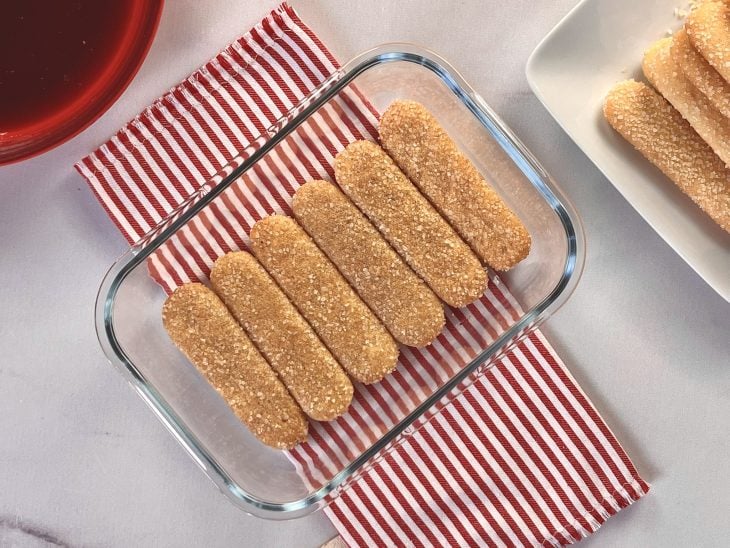 Um recipiente forrado com biscoitos