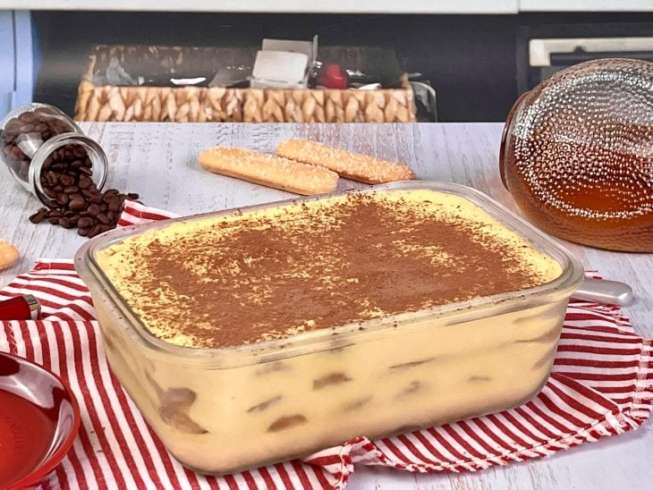 Um recipiente contendo tiramisu.