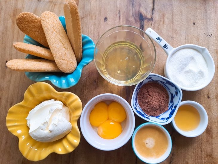 Ingredientes do tiramisu sobre a bancada.