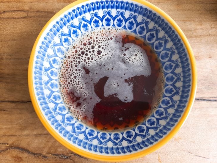 Um recipiente com a mistura de rum e café.