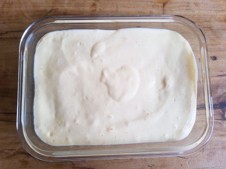 Uma travessa com camadas de bolacha e creme.
