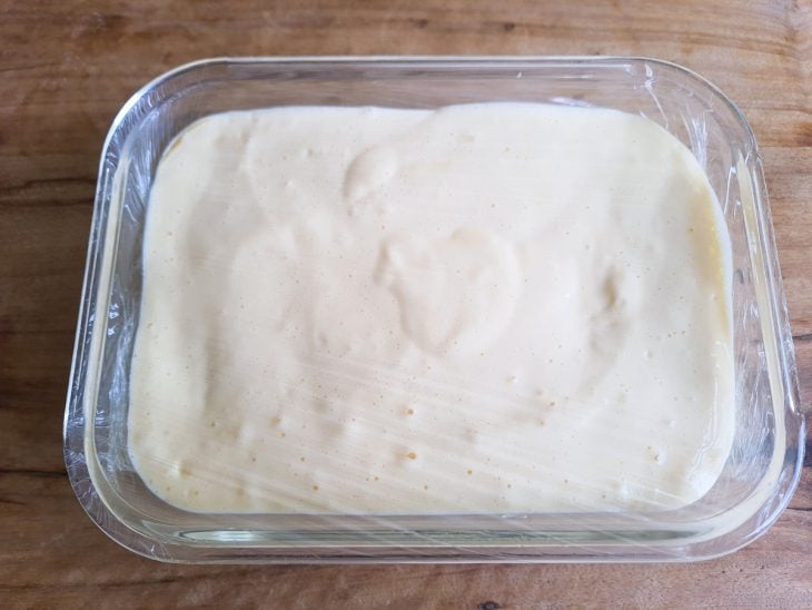 Uma travessa com camadas de bolacha e creme.
