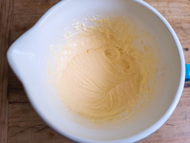 Cream cheese adicionado na mistura de gemas.