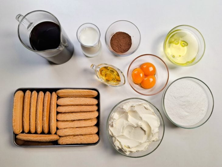 Ingredientes reunidos em uma bancada.