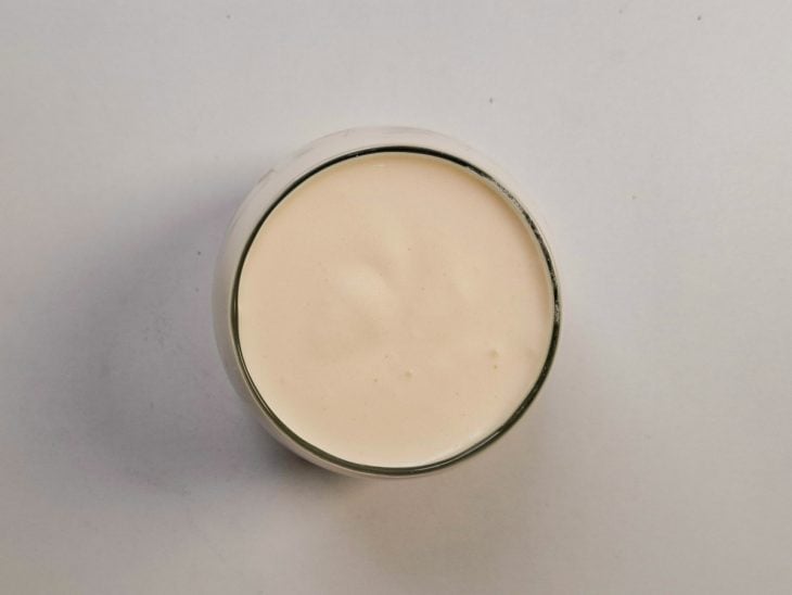 Tiramisù completamente montado em um copo de vidro.