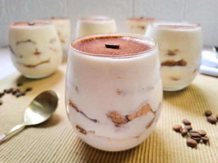 Tiramisù italiano pronto para consumo.
