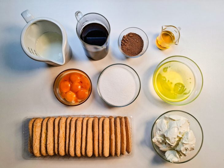 ingredientes para tiramisu separados e organizados.