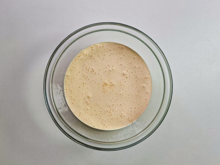 gemas, açúcar e rum misturadas para formar o creme do tiramisù.